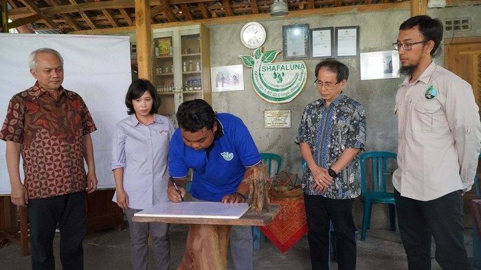 petani-di-bantul-olah-serai-wangi-jadi-minyak-atsiri_169